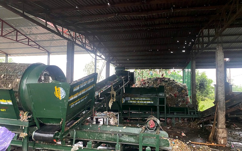 Hệ thống phễu nạp và băng tải cấp liệu